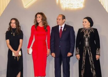 الملكة رانيا تتألق بـ "الأحمر الملكي" من دولتشي آند غابانا في المتحف المصري الكبير 2025