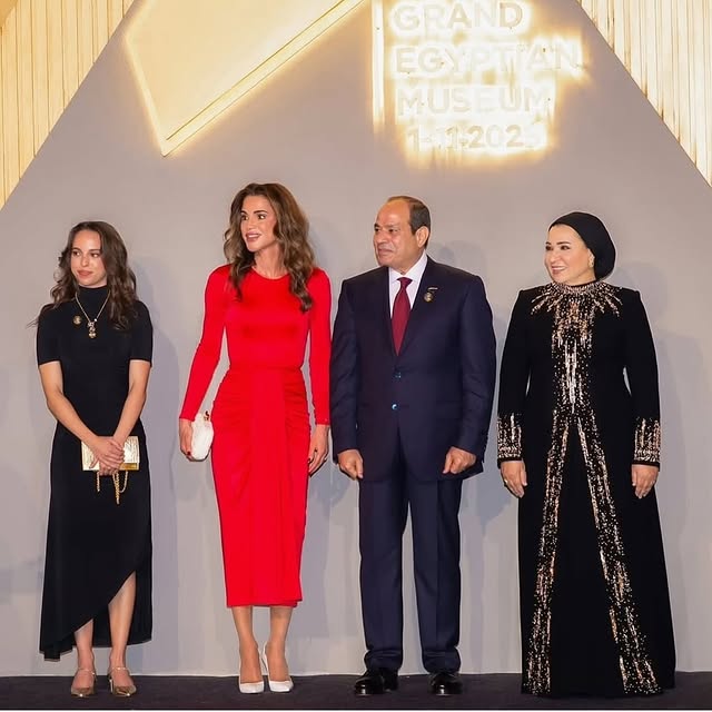 الملكة رانيا تتألق بـ "الأحمر الملكي" من دولتشي آند غابانا في المتحف المصري الكبير 1 الملكة رانيا تتألق بـ "الأحمر الملكي" من دولتشي آند غابانا في المتحف المصري الكبير 2025