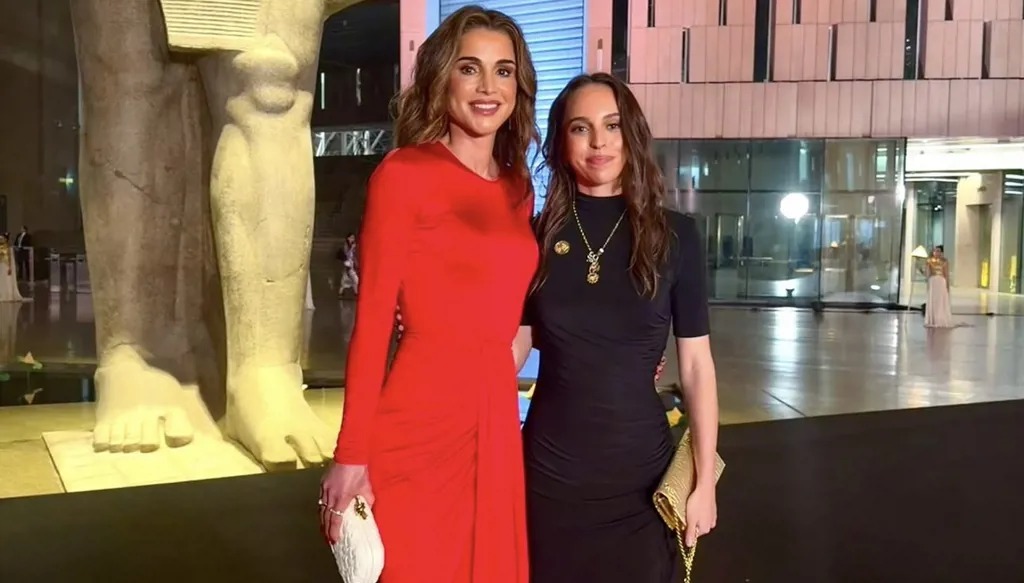 الملكة رانيا تتألق بـ "الأحمر الملكي" من دولتشي آند غابانا في المتحف المصري الكبير 2 الملكة رانيا تتألق بـ "الأحمر الملكي" من دولتشي آند غابانا في المتحف المصري الكبير 2025