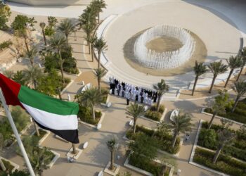 ولي عهد أبوظبي يرفع علم الإمارات في متحف زايد الوطني احتفالاً بيوم العلم 2025