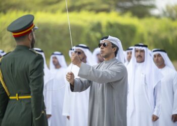 الشيخ منصور بن زايد يرفع علم الإمارات في «صرح المؤسس» احتفالًا بيوم العلم 2025