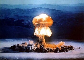 ترامب يثير الجدل مجددًا: إعلان غامض عن استئناف التجارب النووية يربك العالم 2025