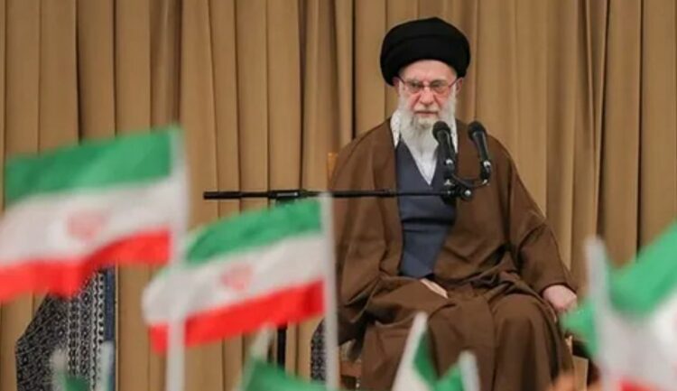 خامنئي يحسم الجدل: “التعاون مع أمريكا مستحيل ما دامت تدعم إسرائيل” 1 خامنئي يحسم الجدل: “التعاون مع أمريكا مستحيل ما دامت تدعم إسرائيل” 2025