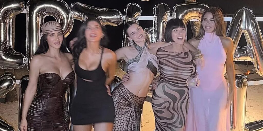 احتفال الأثرياء: كيندال جينر تحتفل بعيد ميلادها الـ 30 في جزيرة خاصة.. وصور "عـارية" تُشعل إنستغرام 2025