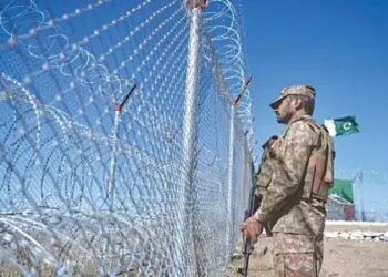 يهدد هدنة إسطنبول: باكستان وطالبان أفغانستان تتبادلان الاتهامات بـ "البدء بإطلاق النار" 2025