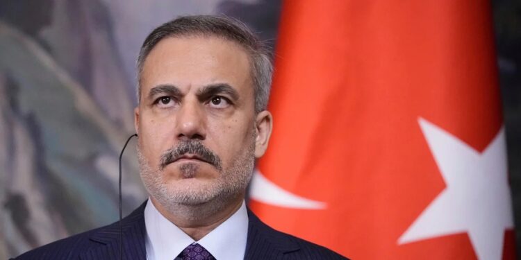 فضيحة أكاديمية تهز تركيا: المعارضة تستجوب وزير الخارجية حقان فيدان بشأن بكالوريوس 3 سنوات 2026