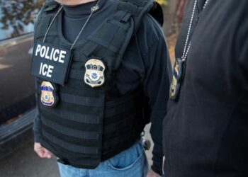 تصاعد حملة الاعتقالات الأمريكية يثير القلق: أكثر من 66 ألف مهاجر محتجز لدى وكالة الهجرة والجمارك الأمريكية (ICE) في أسبوع 2025