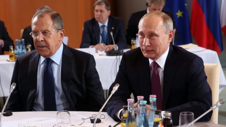 خلافات بوتين لافروف: الكرملين يعلق ويهاجم العقوبات الأمريكية 2026