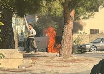 غارة إسرائيلية تستهدف سيارة قرب مستشفى في بنت جبيل جنوب لبنان 2025