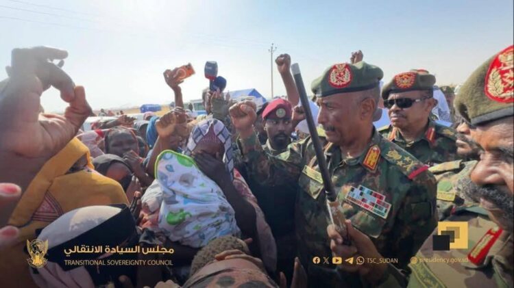 البرهان يؤدي قسم الثأر للضحايا في زيارة مفاجئة لنازحي الفاش 1 البرهان يؤدي قسم الثأر للضحايا في زيارة مفاجئة لنازحي الفاش 2025