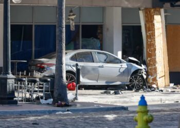 لحظة مرعبة في فلوريدا: 4 قتلى و13 مصاباً بعد أن دهست سيارة مسرعة روّاد حانة للمثليين 2025