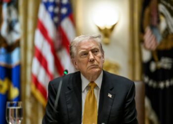 أمريكا : ترامب يتعهد بدفع 2000 دولار لكل مواطن ويصف معارضي الرسوم الجمركية بـ”الحمقى” 3 أمريكا : ترامب يتعهد بدفع 2000 دولار لكل مواطن ويصف معارضي الرسوم الجمركية بـ”الحمقى” 2025