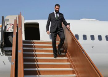 الشرع يصل واشنطن بعد رفع اسمه من قوائم الإرهاب تمهيدًا للقاء ترامب في البيت الأبيض 2 الشرع يصل واشنطن بعد رفع اسمه من قوائم الإرهاب تمهيدًا للقاء ترامب في البيت الأبيض 2025