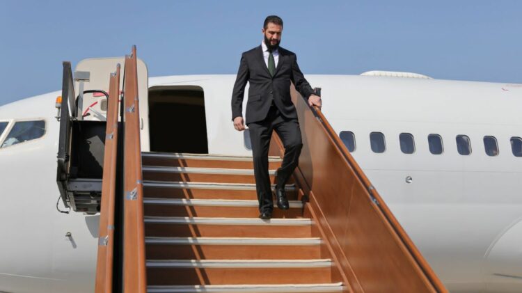 الشرع يصل واشنطن بعد رفع اسمه من قوائم الإرهاب تمهيدًا للقاء ترامب في البيت الأبيض 1 الشرع يصل واشنطن بعد رفع اسمه من قوائم الإرهاب تمهيدًا للقاء ترامب في البيت الأبيض 2025