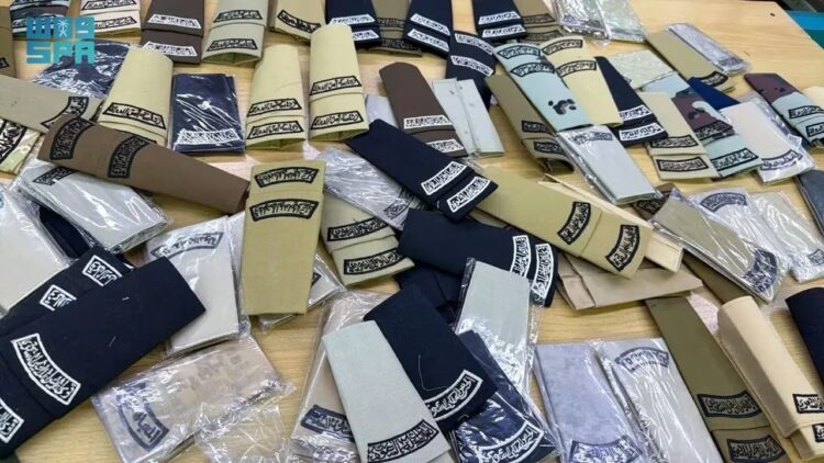 حملة أمنية بالرياض: مصادرة رتب وشعارات عسكرية وإغلاق محال مخالفة 1 حملة أمنية بالرياض: مصادرة رتب وشعارات عسكرية وإغلاق محال مخالفة 2025