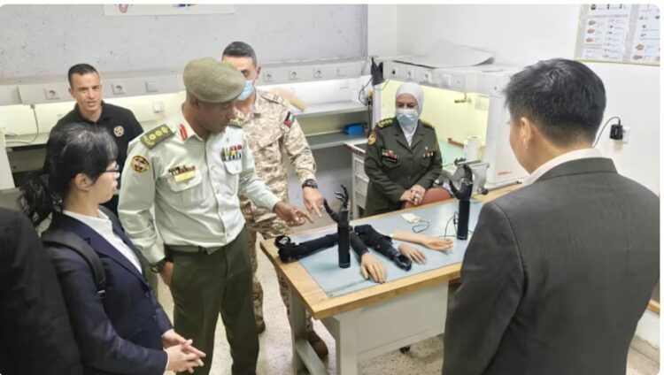 سنغافورة تتبرع بـ100 طرف صناعي لمرضى البتر لدعم الفلسطينيين في غزة 1 سنغافورة تتبرع بـ100 طرف صناعي لمرضى البتر لدعم الفلسطينيين في غزة 2025