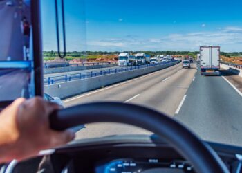 النقل الأوروبي يواجه انهياراً بسبب نقص سائقي الشاحنات: مليون وظيفة شاغرة بحلول 2028 2025