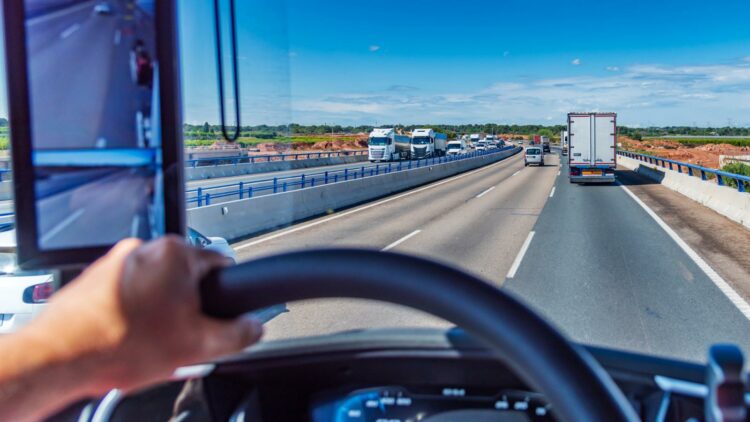 النقل الأوروبي يواجه انهياراً بسبب نقص سائقي الشاحنات: مليون وظيفة شاغرة بحلول 2028 2025