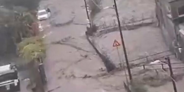 طوارئ في شمال إيطاليا: الطقس القاسي يتسبب في انهيار جدران وغرق منازل وتعطيل طريق "أوريليا" الحيوي 2026