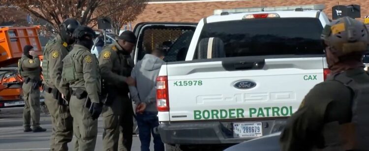 المهاجرون في مرمى العمليات الأمنية: البيت الأبيض يطلق حملة واسعة لمكافحة المخالفين ويشدد الرقابه 2026