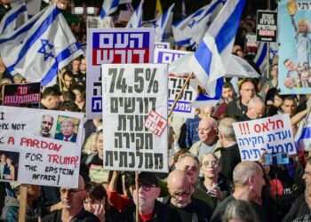 تل أبيب تشتعل غضباً : احتجاجات شعبية واسعة ومطالب بإقالة نتنياهو والتحقيق الكامل في فشل هجوم ٧ أكتوبر 3 تل أبيب تشتعل غضباً : احتجاجات شعبية واسعة ومطالب بإقالة نتنياهو والتحقيق الكامل في فشل هجوم ٧ أكتوبر 2025