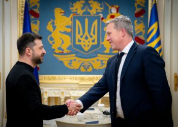 زيلينسكي يحذر من استيلاء روسيا على أراضي أوكرانيا و يطالب بخطة سلام تضمن “سلامًا كريمًا” تحمي مستقبل بلاده 1 زيلينسكي يحذر من استيلاء روسيا على أراضي أوكرانيا و يطالب بخطة سلام تضمن “سلامًا كريمًا” تحمي مستقبل بلاده 2025