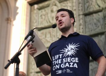 ناشط فلسطيني يرفع دعوى قضائية ضد إدارة ترامب بعد اعتقاله ويكشف تورط جماعات مؤيدة لإسرائيل فى مطاردته 2025