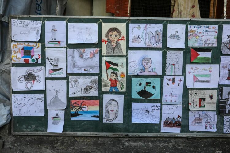 أطفال غزة يصرخون بلوحاتهم: يوم الطفل العالمي يتحول إلى شهادة على عامين من الإبادة الإسرائيلية 2026