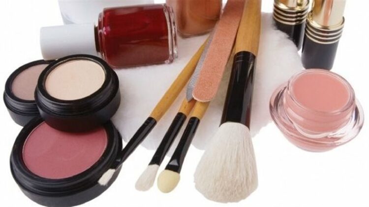 "مستحضرات تجميل خلف الجبانات".. 5 تساؤلات ساخنة من "خضراوي" للحكومة المصرية عقب ضبطية بورسعيد 2025