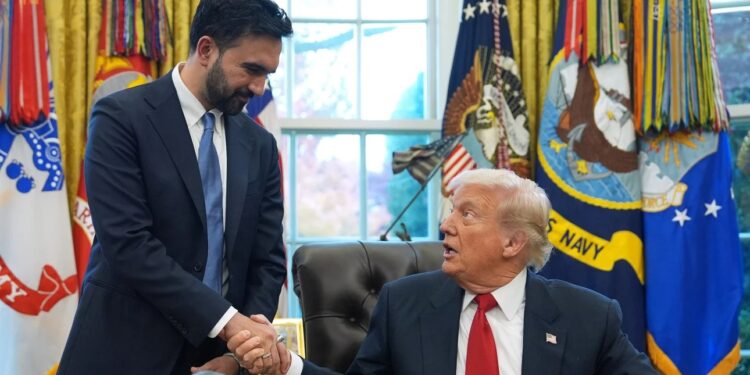 ترامب يقلب الأمور مع ممداني: عناق دافئ مع "رئيس البلدية الشيوعي" في المكتب البيضاوي 2026