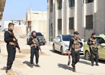 عشائر بدوية تهاجم أحياء العلويين جنوب حمص بعد جريمة قتل والسلطات تتدخل "فيديو" 2025