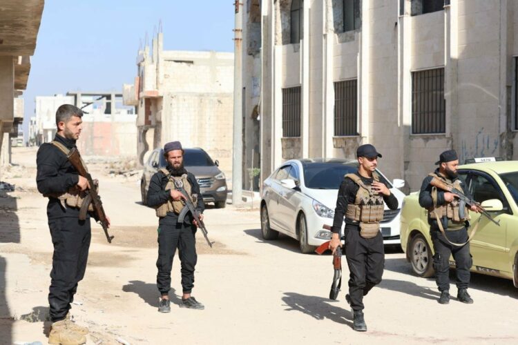 عشائر بدوية تهاجم أحياء العلويين جنوب حمص بعد جريمة قتل والسلطات تتدخل "فيديو" 1 عشائر بدوية تهاجم أحياء العلويين جنوب حمص بعد جريمة قتل والسلطات تتدخل "فيديو" 2025