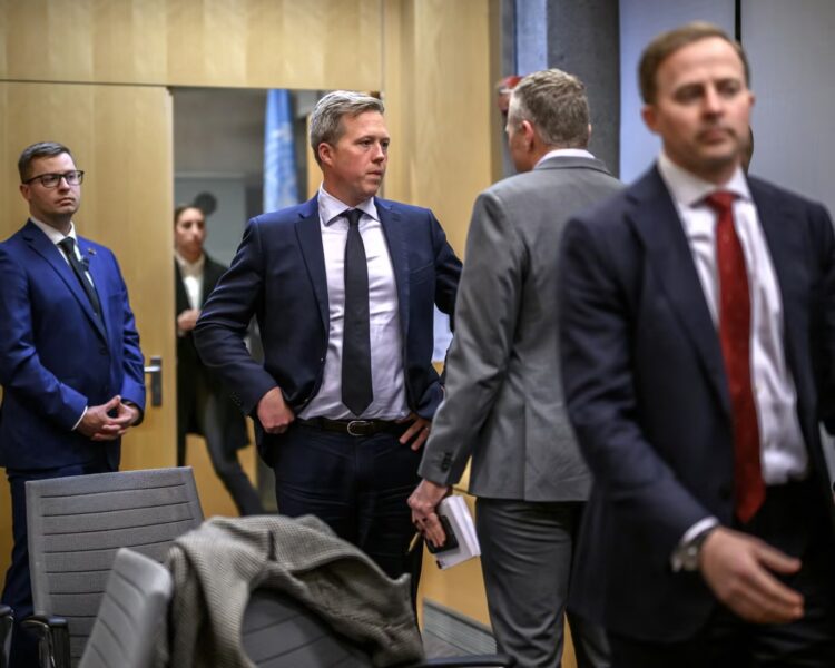 وزير الجيش الأمريكي يلتقي بمسؤولين روس وأوكرانيين في أبو ظبي لإنقاذ خطة ترامب 2026