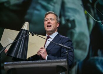 وزير الجيش الأمريكي يحذر أوكرانيا من احتمالية الهزيمة العسكرية 2025