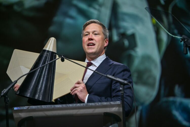 وزير الجيش الأمريكي يحذر أوكرانيا من احتمالية الهزيمة العسكرية 2026