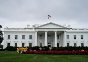 إطلاق نار قرب البيت الأبيض يُصيب عنصرين من الحرس الوطني.. والشرطة تحتجز المشتبه به 2025