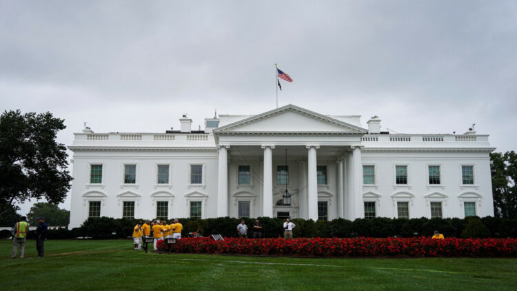 إطلاق نار قرب البيت الأبيض يُصيب عنصرين من الحرس الوطني.. والشرطة تحتجز المشتبه به 2025