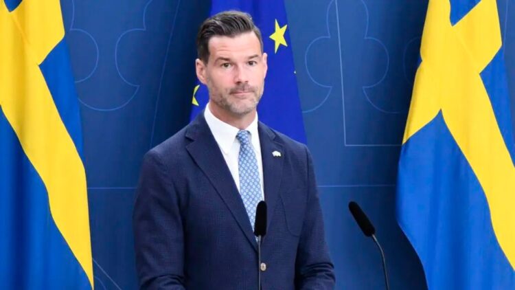 "فلا مكان لهم": السويد تتخذ قراراً حاسماً بترحيل السوريين المدانين بعد زيارة لدمشق 2025