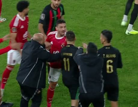 شغب جماهيري يسيطر على قمة الأهلي والجيش الملكي.. ومطالبات بـ"تحقيق كاف" بعد إلقاء "أداة حادة" 3 شغب جماهيري يسيطر على قمة الأهلي والجيش الملكي.. ومطالبات بـ"تحقيق كاف" بعد إلقاء "أداة حادة" 2025