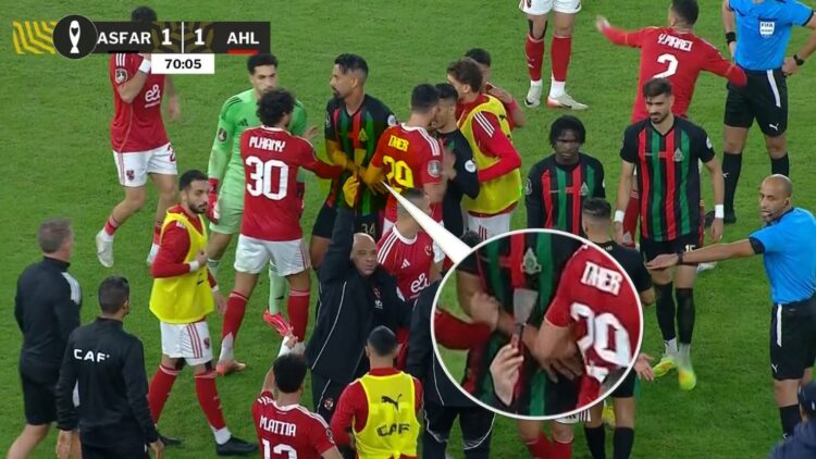 شغب جماهيري يسيطر على قمة الأهلي والجيش الملكي.. ومطالبات بـ"تحقيق كاف" بعد إلقاء "أداة حادة" 1 شغب جماهيري يسيطر على قمة الأهلي والجيش الملكي.. ومطالبات بـ"تحقيق كاف" بعد إلقاء "أداة حادة" 2025