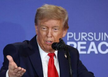 واشنطن تنشر 12 ألف جندي وحاملة طائرات: ترامب يهدد بـ"نتائج سريعة وناجحة جداً" لإسقاط مادورو 2025