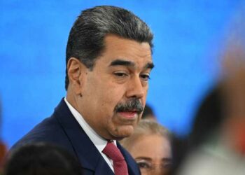 مادورو بين سريرين وهاتفين.. رئيسٌ يحكم كاراكاس وهو يهرب من شبح الضربة الأمريكية!" 2025