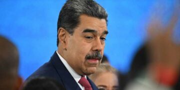 مادورو بين سريرين وهاتفين.. رئيسٌ يحكم كاراكاس وهو يهرب من شبح الضربة الأمريكية!" 2025