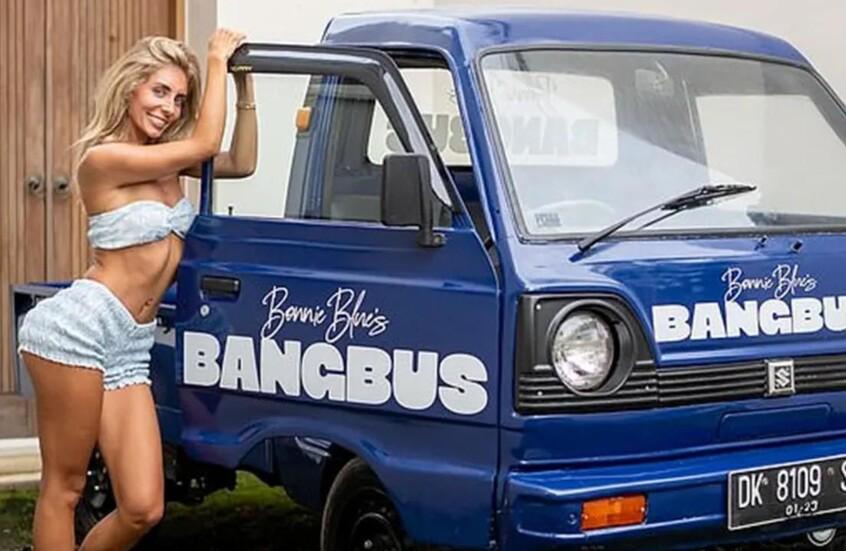 القبض على نجمة أفلام إباحية في بالي بصحبة ١٧ رجلاً… وتفاصيل صادمة عن نشاطاتها 2025