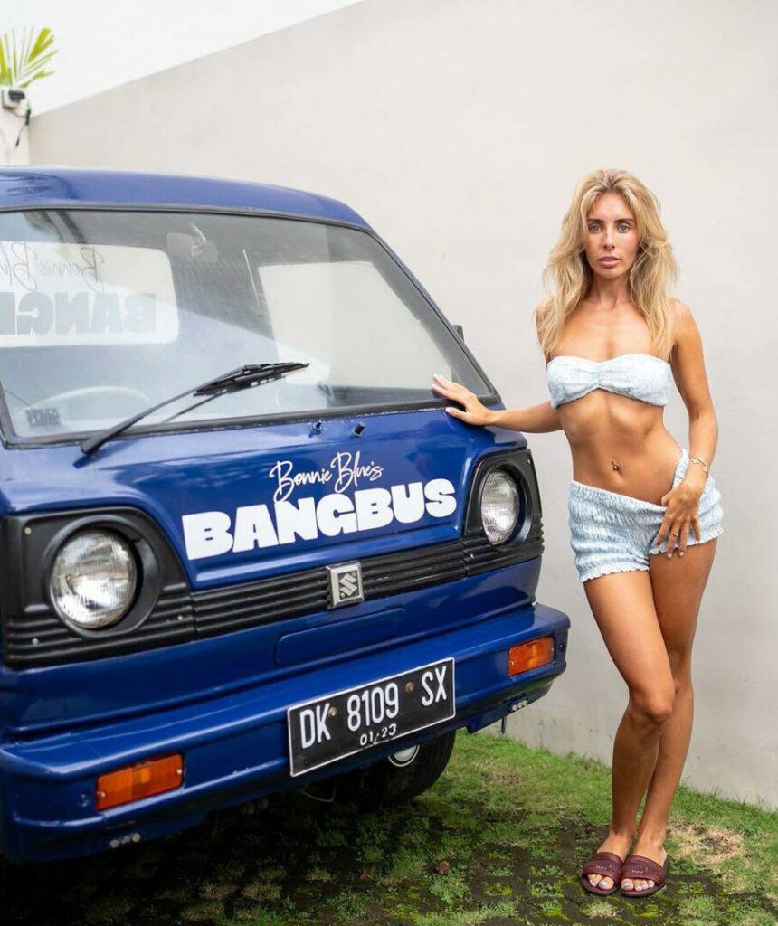 القبض على نجمة أفلام إباحية في بالي بصحبة ١٧ رجلاً… وتفاصيل صادمة عن نشاطاتها 2025