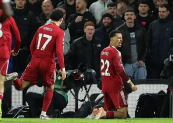 ليفربول ينجو من فخ التسعة لاعبين: توتنهام يهزم نفسه والحكم في ليلة لندن الساخنة 2025