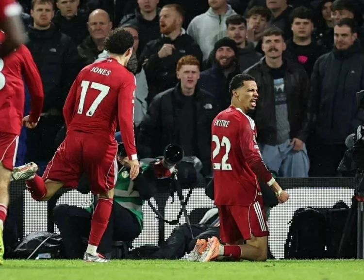 ليفربول ينجو من فخ التسعة لاعبين: توتنهام يهزم نفسه والحكم في ليلة لندن الساخنة 1 ليفربول ينجو من فخ التسعة لاعبين: توتنهام يهزم نفسه والحكم في ليلة لندن الساخنة 2025