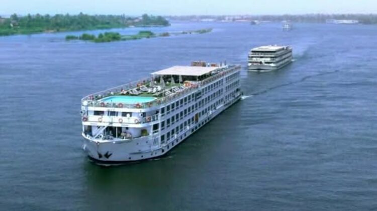 حادث مروع فى نهر النيل بعد اصطدام فندق عائم يحمل سائحين بمركب نهرى 2025