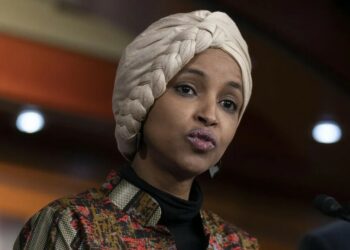 بعد وصفها بـ"القمامة".. هل تتحول إلهان عمر إلى الكابوس الأكبر لترامب في معركة الهجرة والانتخابات؟ 2025