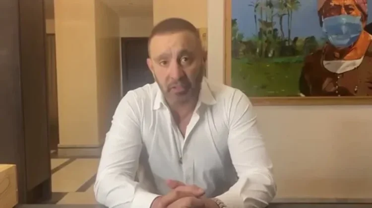 من يدافع عن من؟ كيف تحوّل فيديو الفنان المصرى احمد السقا لدعم محمد صلاح إلى محاكمة شعبية للنجم نفسه 1 من يدافع عن من؟ كيف تحوّل فيديو الفنان المصرى احمد السقا لدعم محمد صلاح إلى محاكمة شعبية للنجم نفسه 2025